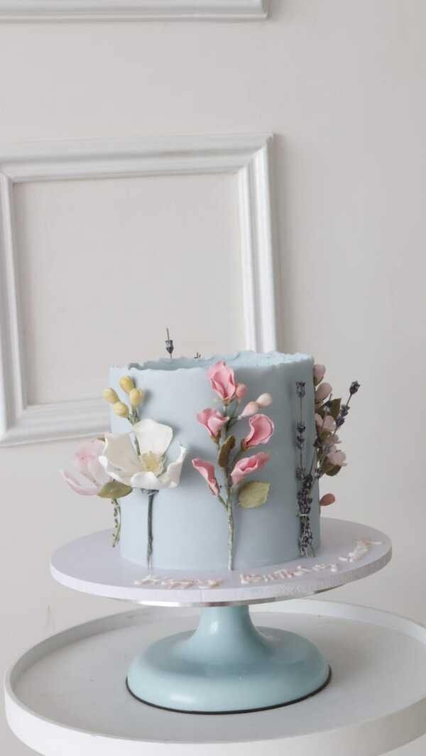 Flowers-Blue-Cake2.5kg-550-AED3kg-650-AED.jpeg Flowers Blue Cake - Image 1