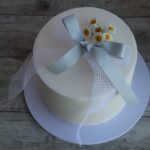 Elegant Daisy Delight Cake - Image 2